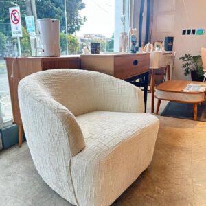 Alternative view of BUTACA MOBY CREMA