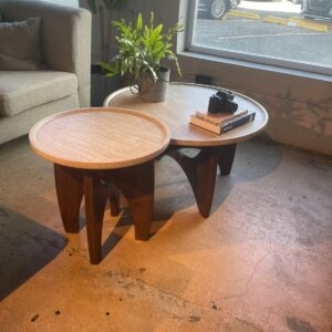 JUEGO DE DOS MESAS DE CENTRO MARRON TOPE CREMA